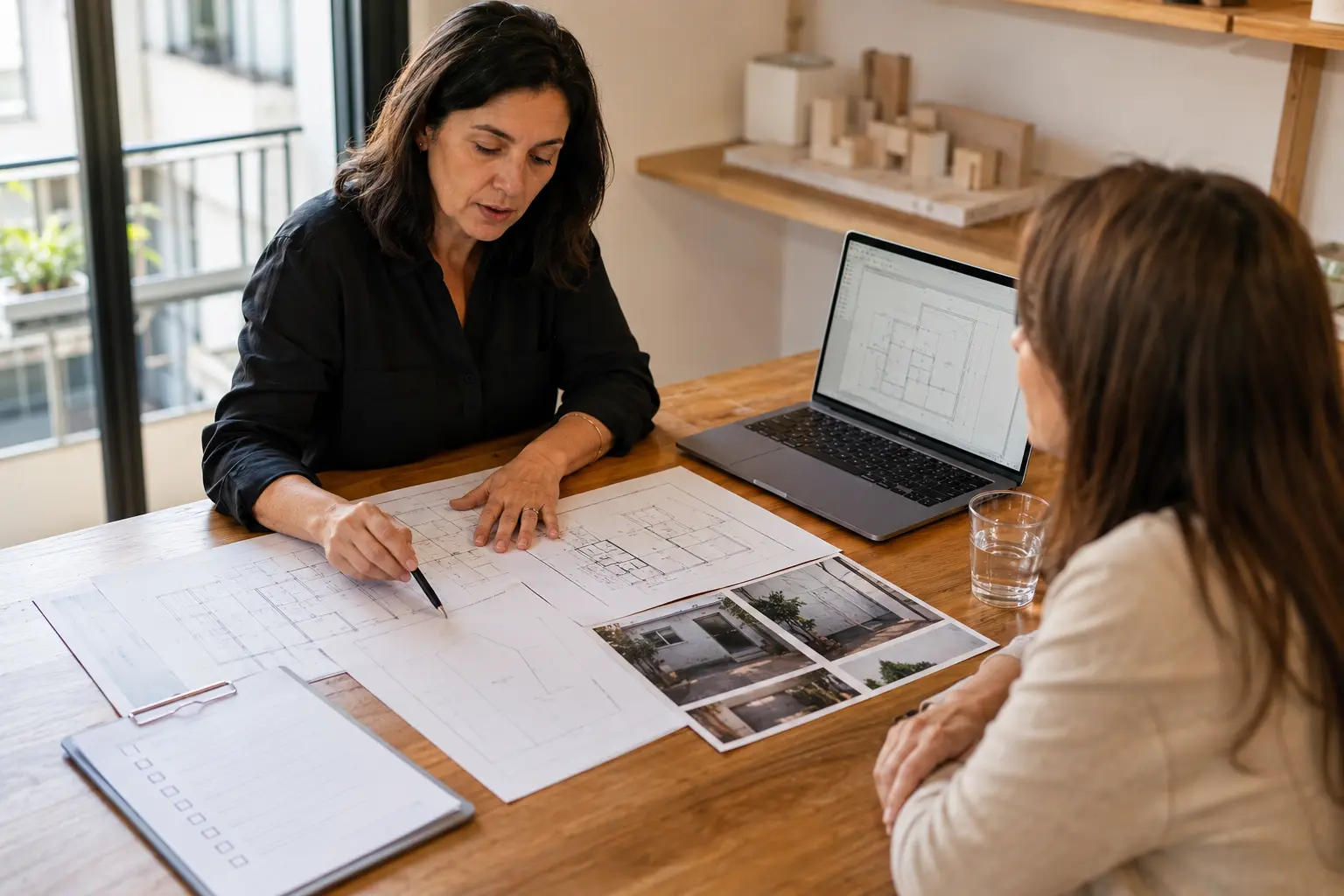 Arquitecta revisando planos, permisos y regularizaciones en Montevideo